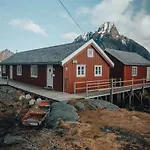 Arctic Fishermans Lodge- Sauna Included Ferienhaus