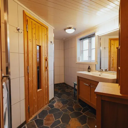 Arctic Fishermans Lodge- Sauna Included * Moskenes