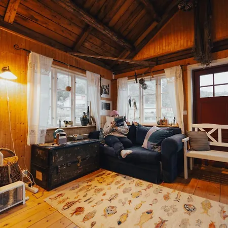 Arctic Fishermans Lodge- Sauna Included * Moskenes