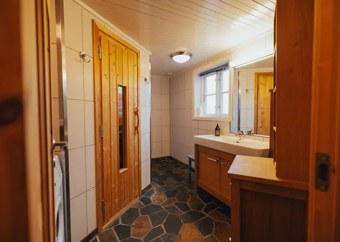 Arctic Fishermans Lodge- Sauna Included * Moskenes